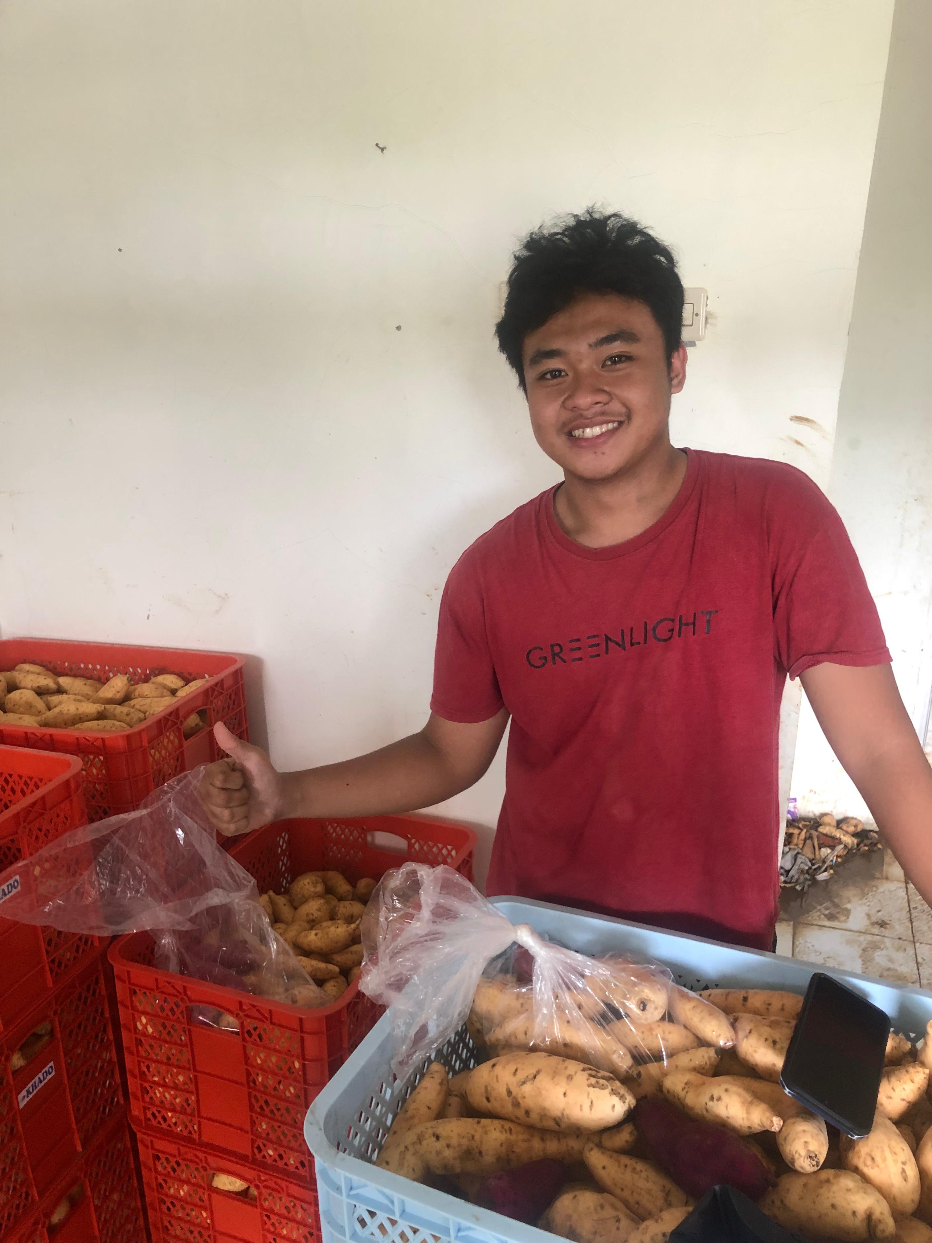 Petani RISEFARM memegang tanah